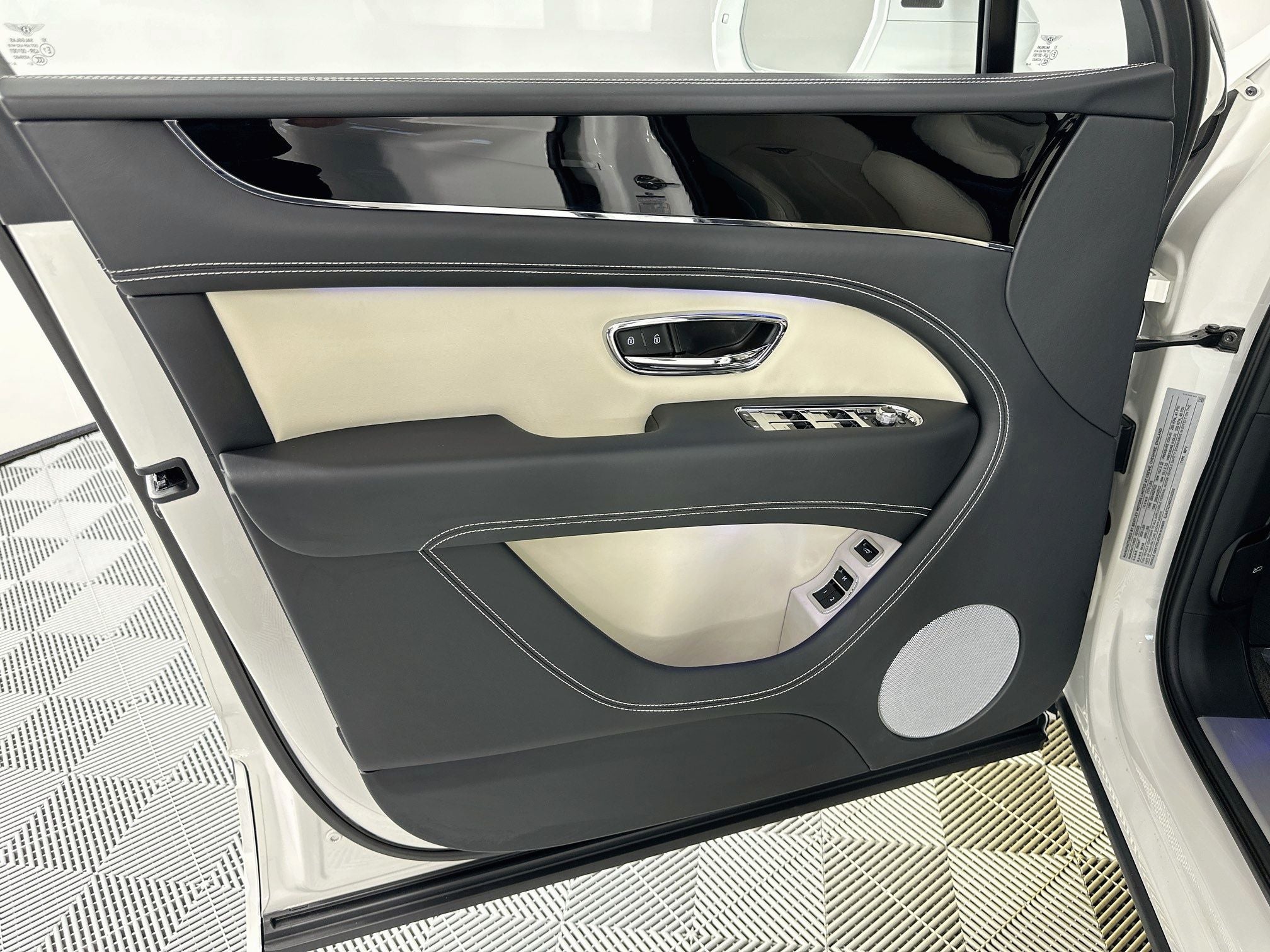 2025 Bentley Bentayga V8