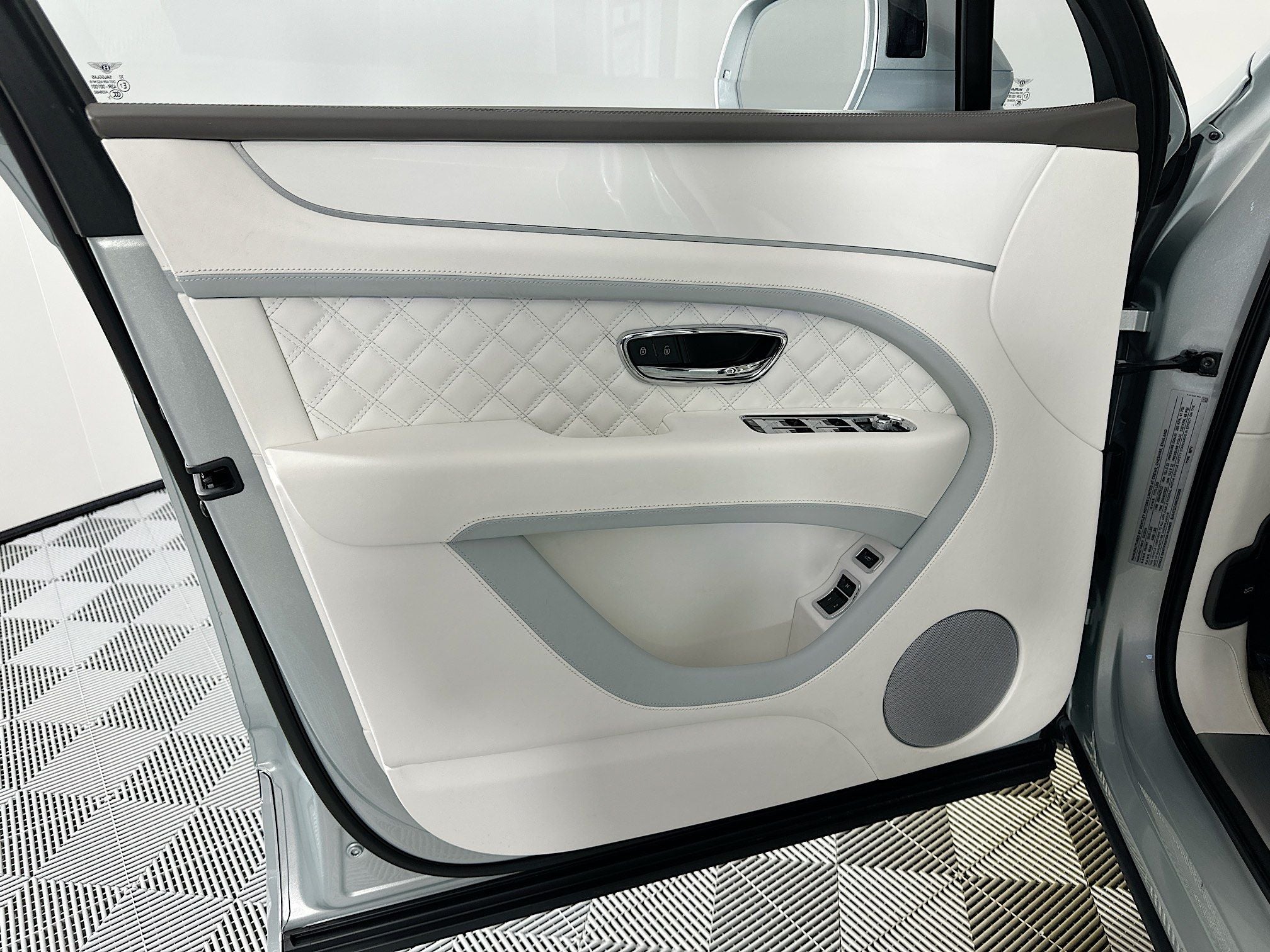 2024 Bentley Bentayga Azure - Mulliner Naples Breeze Collection