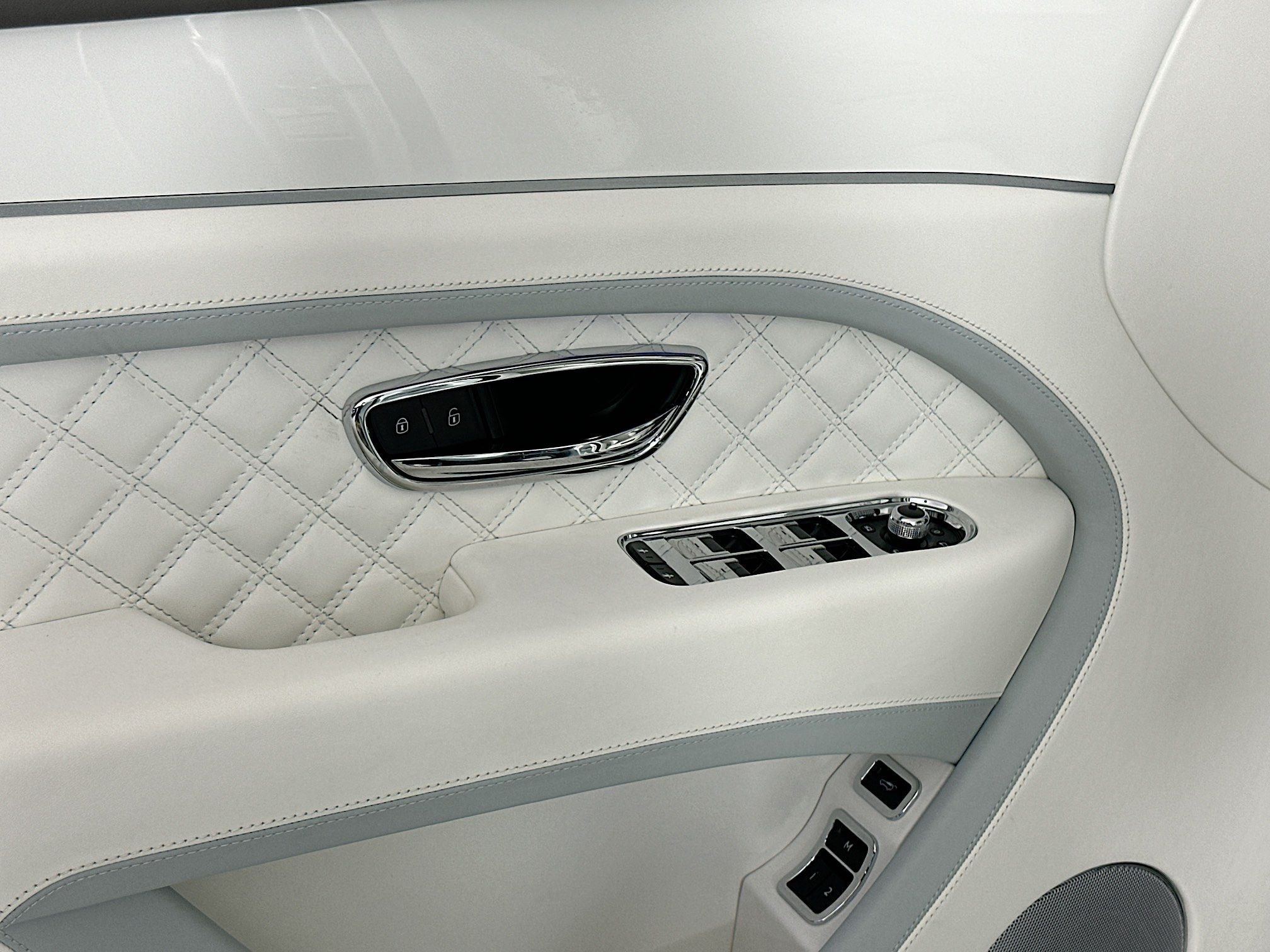 2024 Bentley Bentayga Azure - Mulliner Naples Breeze Collection