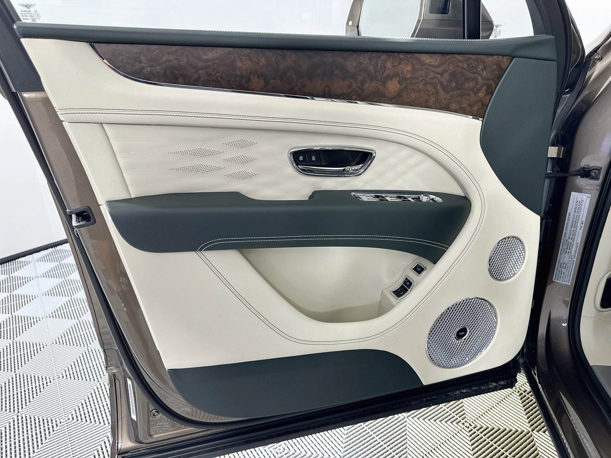 2027 Bentley Bentayga EWB Azure